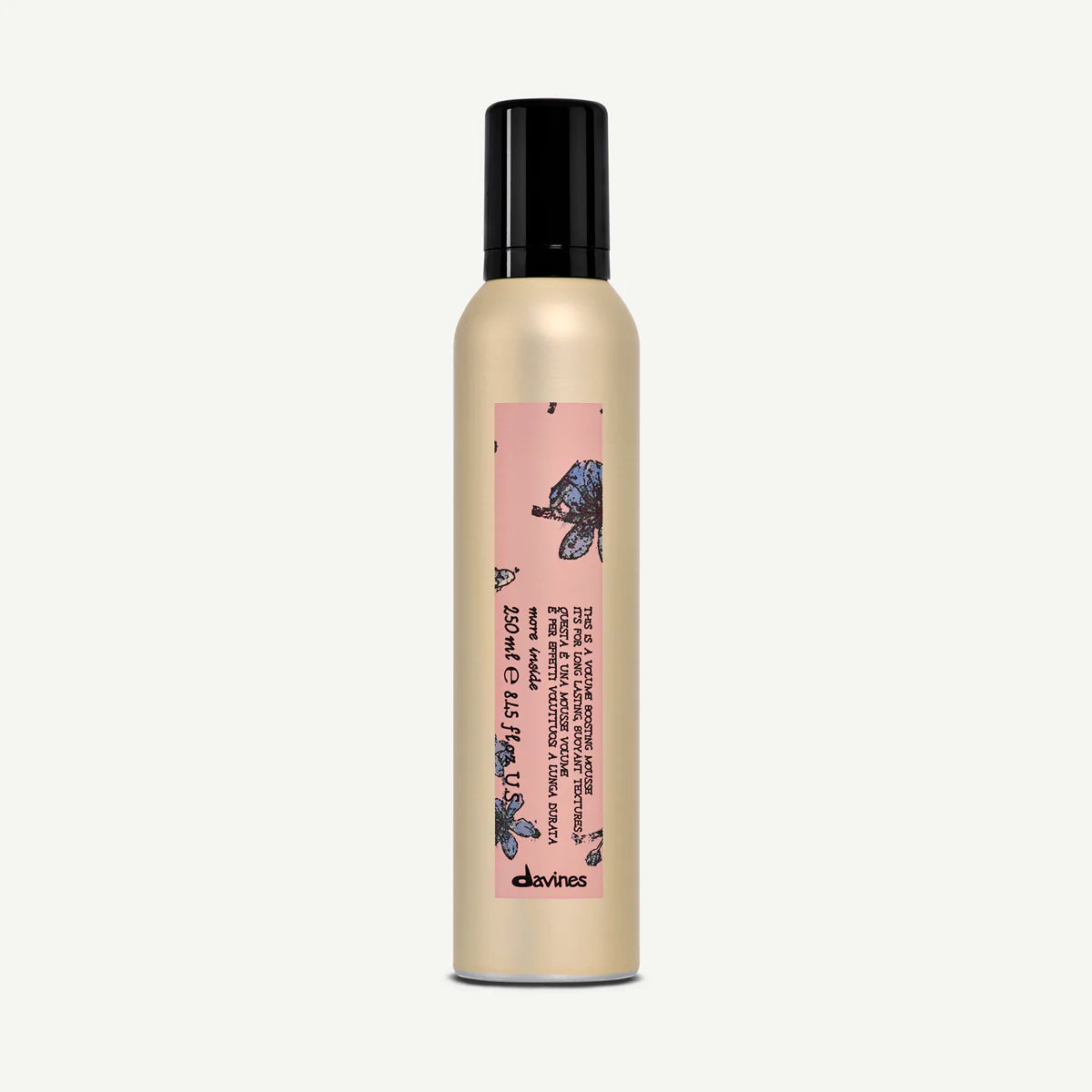 Flaska med This is a Volume Boosting Mousse från Davines, en stylingprodukt som ger volym och fyllighet till håret, i en miljövänlig förpackning.