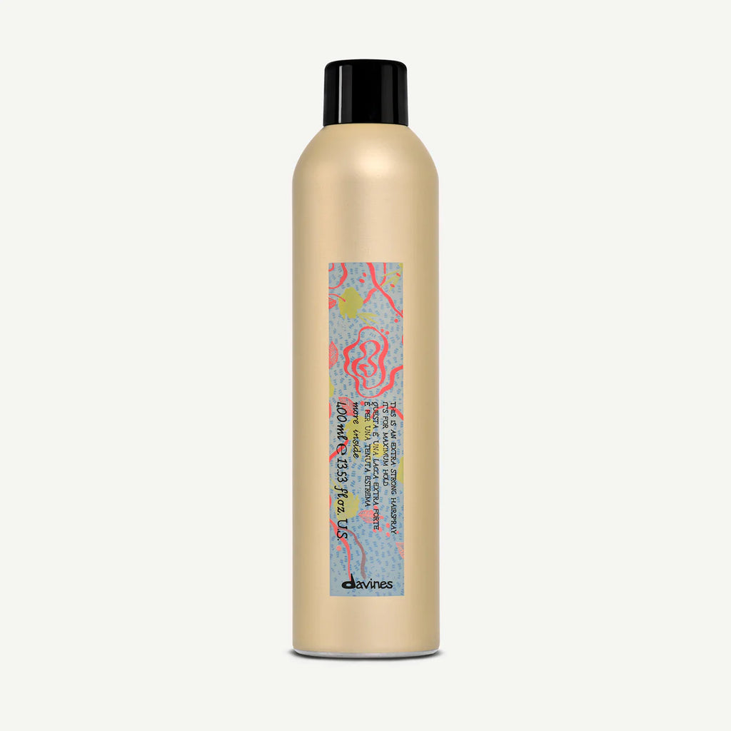 flaska med This is an Extra Strong Hairspray, stark hårspray för hållbar styling, metallflaska med dekorativ etikett och svart lock