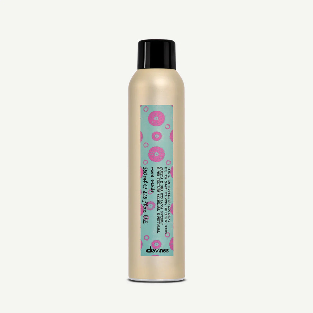 Produktbild av This is an Invisible No Gas Spray i beige förpackning med svart lock, en miljövänlig hårspray från Davines för styling och hårvård.