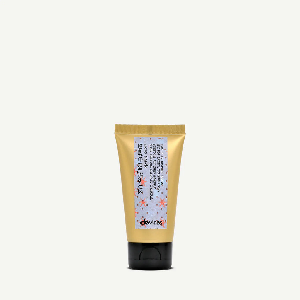 This is an Invisible Serum i en gul tub med svart lock, en miljövänlig hårvårdsprodukt från Davines för vård och styling av hår.