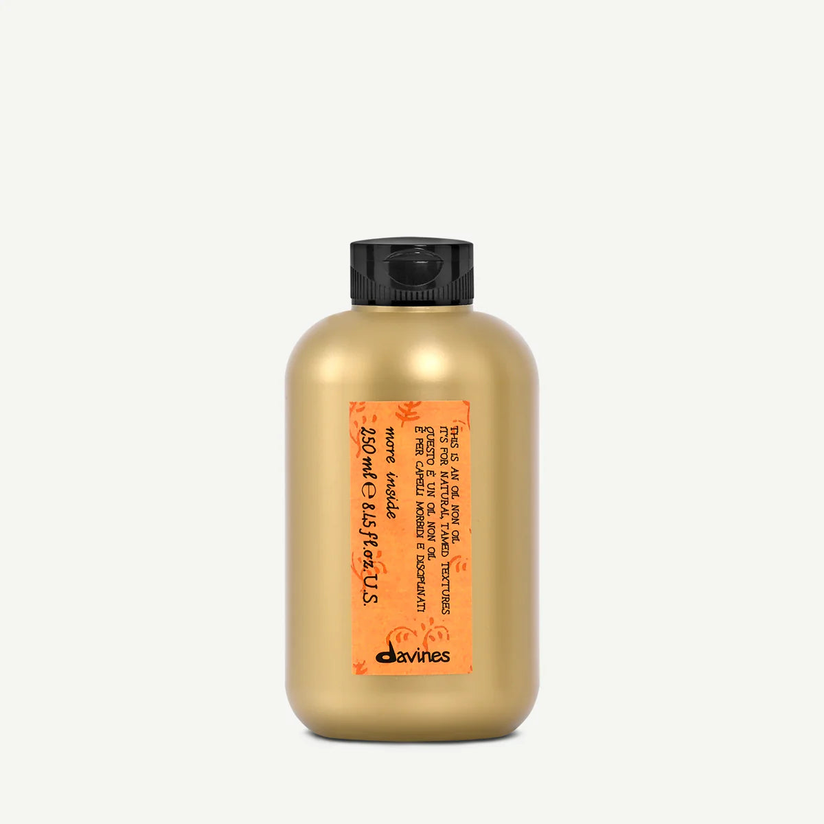 Flaska med miljövänlig hårvårdsprodukt This is an Oil non Oil från Davines med gyllene förpackning och orange etikett.