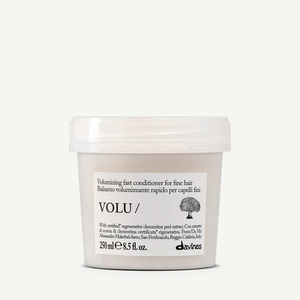 Volu Volumizing Fast Conditioner i en vit behållare, ett balsam för fint hår med miljövänliga ingredienser för volym och vård.