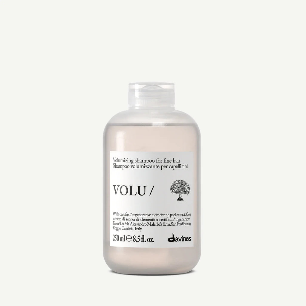 Volu Volumizing Shampoo i en stilren, transparent flaska med vitt lock, schampo för volymgivande och friskare hår från Davines.