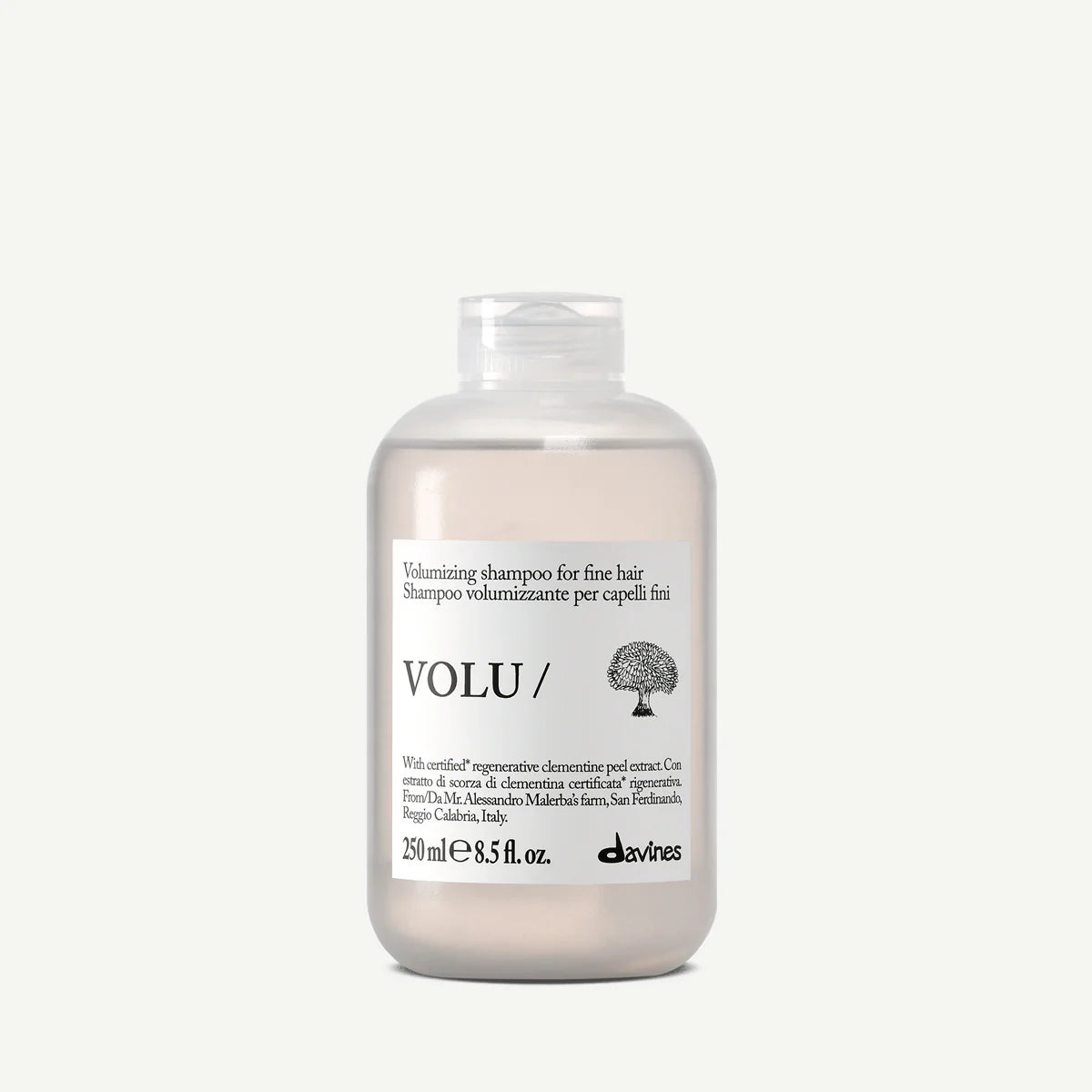 Volu Volumizing Shampoo i en stilren, transparent flaska med vitt lock, schampo för volymgivande och friskare hår från Davines.