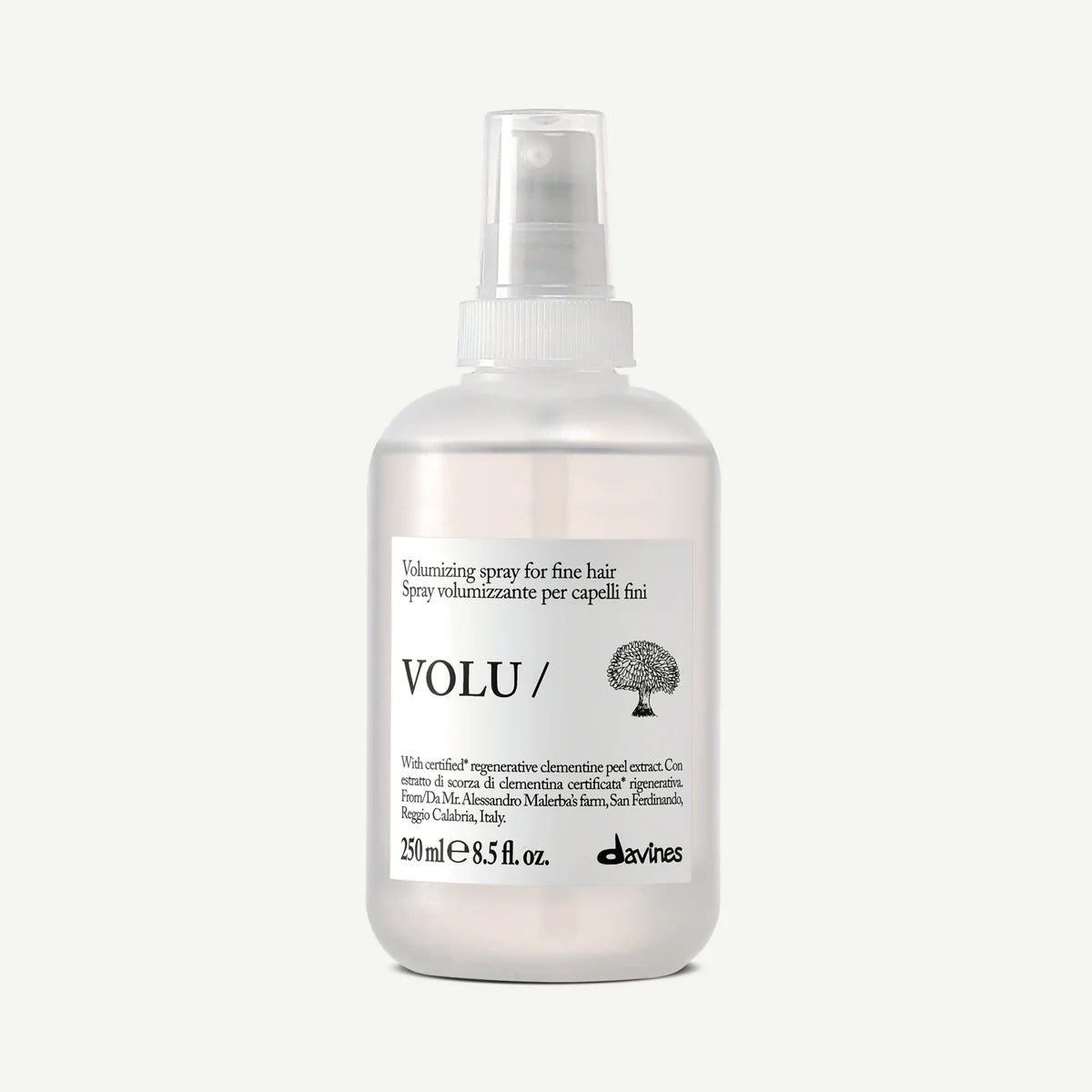 Volu Volumizing Spray i en transparent flaska med spraypump, designad för volym och styling av fint hår med miljövänliga ingredienser.
