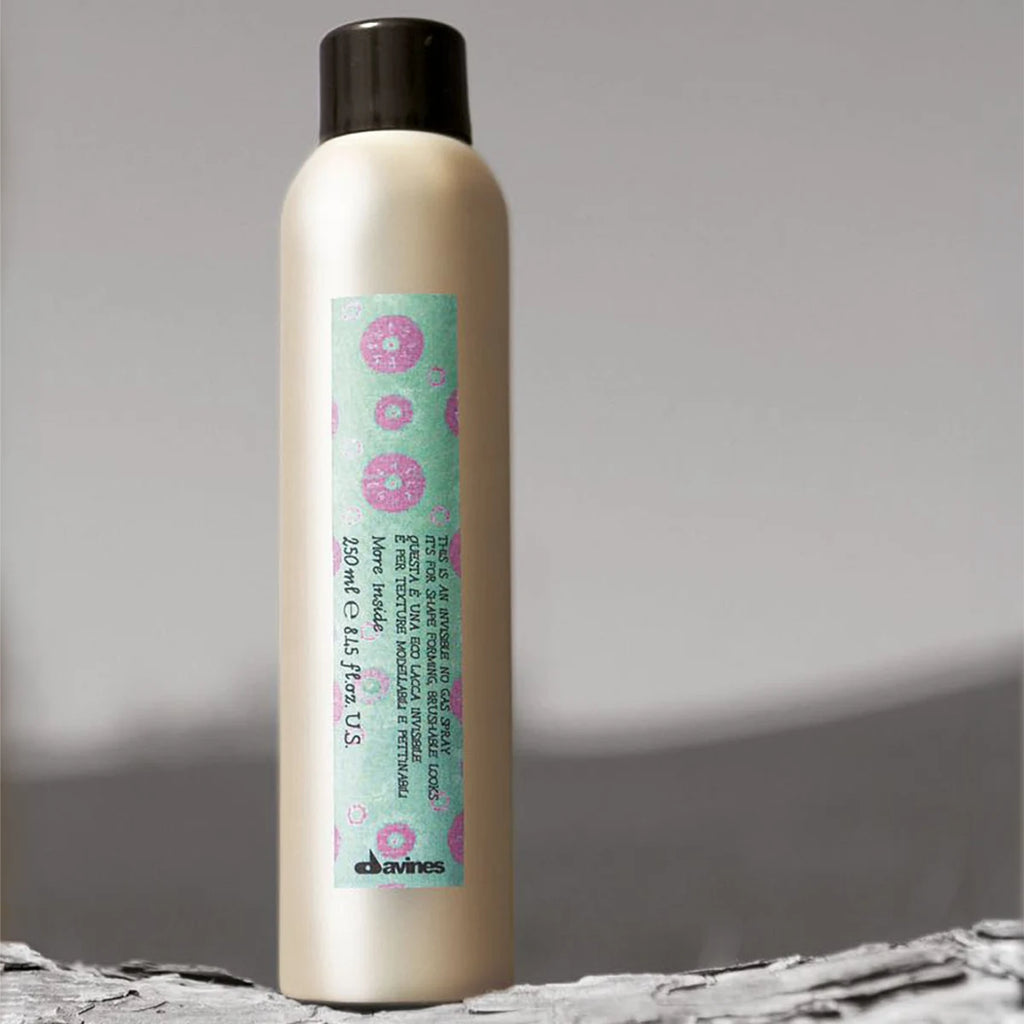 Flaska med This is an Invisible No Gas Spray från Davines, en miljövänlig hårspray för skonsam och effektiv styling utan gas i en stilren förpackning.