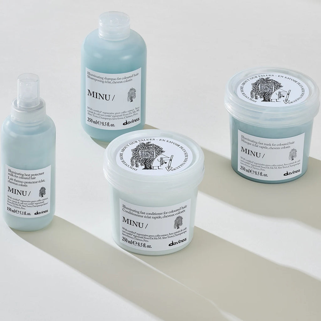 Minu Illuminating Fast Mask i förpackning tillsammans med andra hårvårdsprodukter från Davines i diskreta blå och vita toner på ljus bakgrund.
